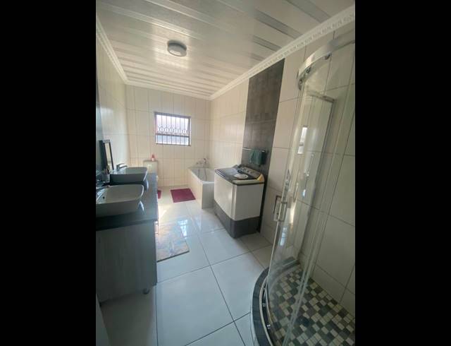 5 BEDROOM HOUSE FOR SALE IN AERORAND